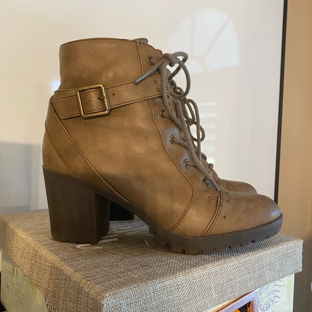 Cute booties by Report size 7.5 zip up side
